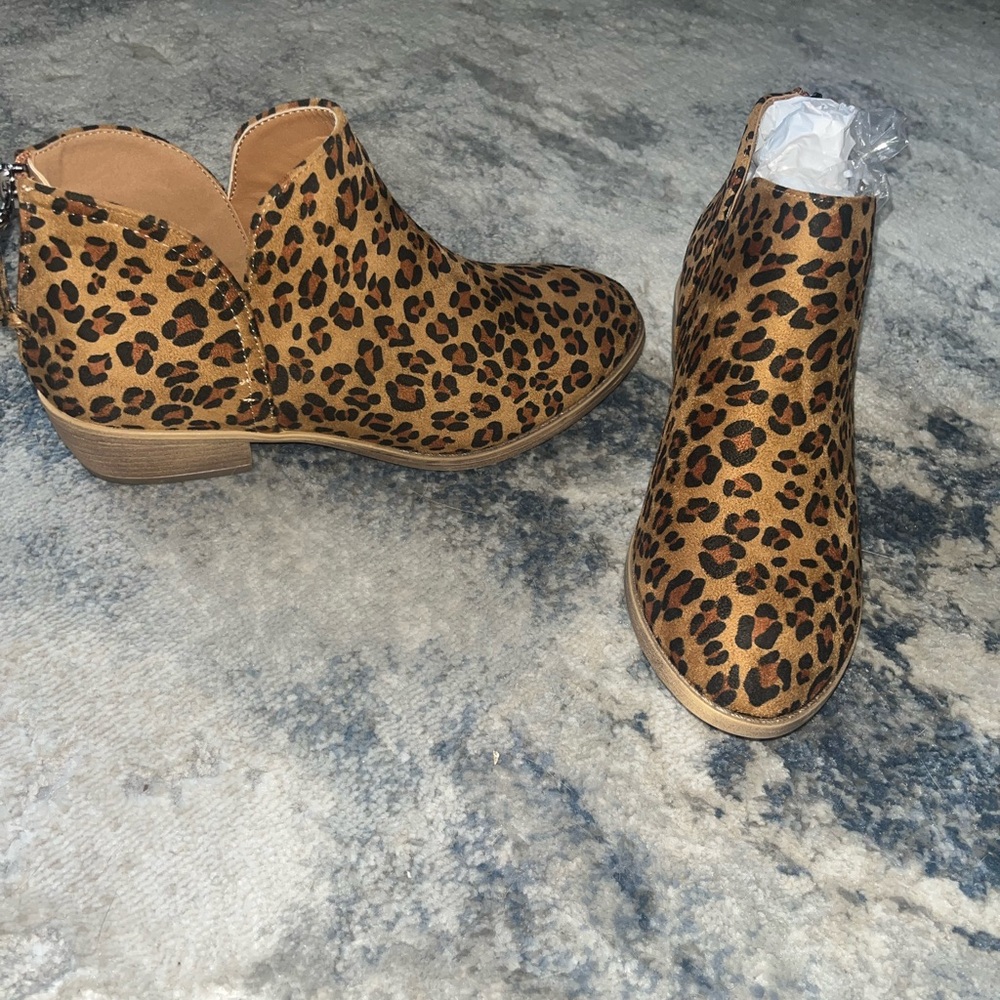 NEW Leopard print ankle boots